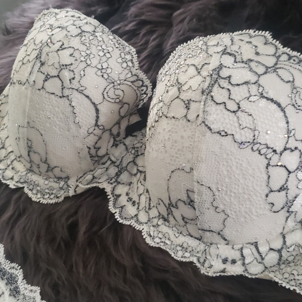 ⭐SET⭐Victoria's Secret Rare Limited Edition Black & White Lace Crystal Set - Picture 5 of 11